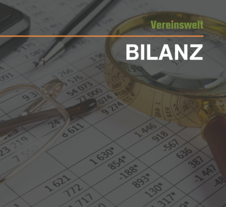 Titelbild zum Thema Bilanz: Auf einem Zahlenblatt liegen ein Taschenrechner, ein Stift und eine Brille; rechts ist eine große Lupe zu sehen. Oben steht „Vereinswelt“, mittig der große Schriftzug „BILANZ“.