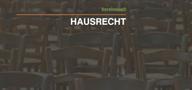 Titelbild zum Thema Hausrecht: Zu sehen sind viele dicht nebeneinander stehende Holzstühle in einem Saal oder Veranstaltungsraum. Oben steht „Vereinswelt“, darunter der große Schriftzug „HAUSRECHT“.