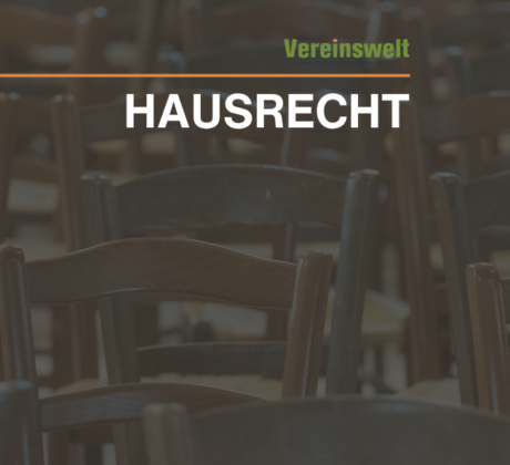 Titelbild zum Thema Hausrecht: Zu sehen sind viele dicht nebeneinander stehende Holzstühle in einem Saal oder Veranstaltungsraum. Oben steht „Vereinswelt“, darunter der große Schriftzug „HAUSRECHT“.