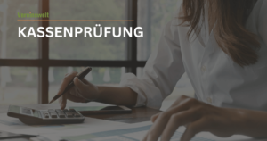 Person in weißem Hemd benutzt einen Taschenrechner, umgeben von Papierkram. Text: "Kassenprüfung".