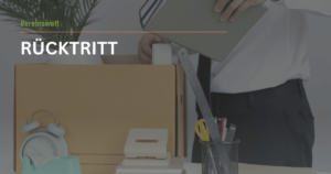 Ein Karton mit Büromaterial, ein Wecker, ein Locher und eine Person packt Bücher ein. Text: Rücktritt.