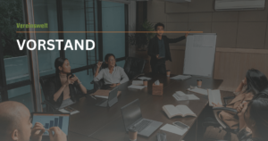 Personen in Besprechung. Eine Person präsentiert stehend am Flipchart. Titel: Vorstand.