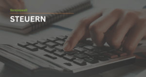 Finger tippt auf einen Taschenrechner. Text: "Steuern" und "Vereinswelt".
