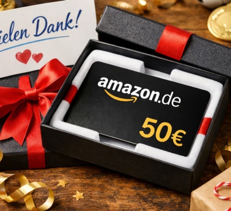 Ein Amazon-Gutschein als stilvolles Geschenk in einer schwarzen Geschenkbox mit roter Schleife, dazu eine Dankeskarte („Vielen Dank!“) auf einem Holztisch – warmes, wertschätzendes Motiv.