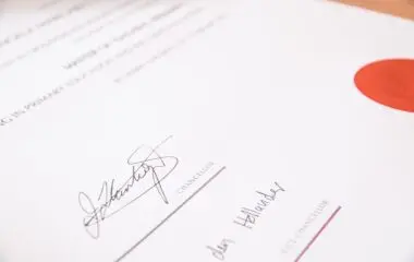 Zwei Unterschriften auf einem Blatt Papier. Mit einer individuellen Regelung in der Satzung können Sie die Unterschriftenregelung in Ihrem Verein ganz nach Ihren Wünschen gestalten.